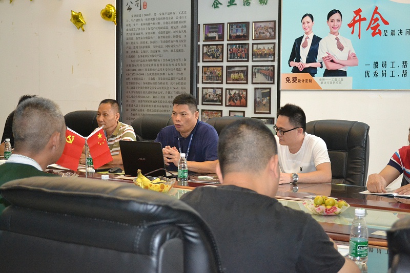 黄日荣董事长就医用面料展开深入的介绍